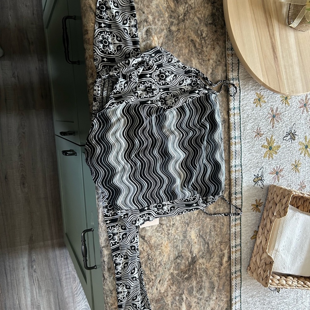 Black and White Floral and Wave Patterned Top